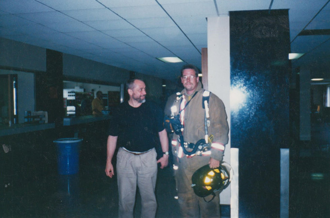Владимир Кантор и американский пожарник в кампусе университета Огайо (Коламбус)